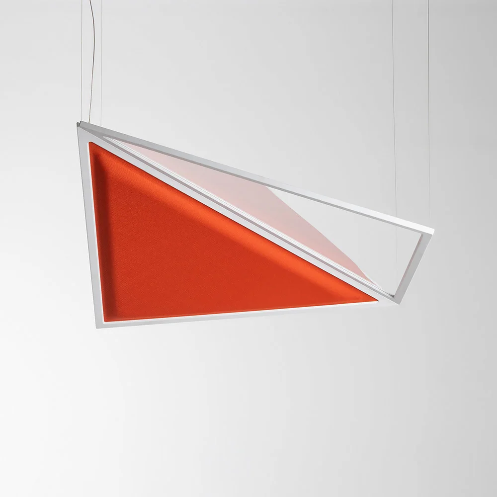 Artemide: Geometrische Pendelleuchte mit gegeneinander gefalteten Flächen und orangefarbenen seitlichen Paneelen.