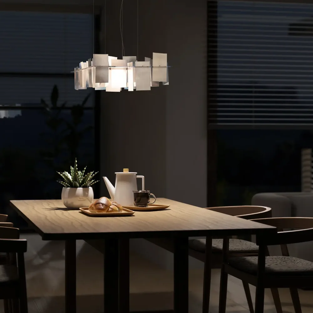 Lichtlauf: Mehrteiliger weißer geradliniger Leuchtenkörper über einem runden Tisch in einer dunklen Wohnraumszene.