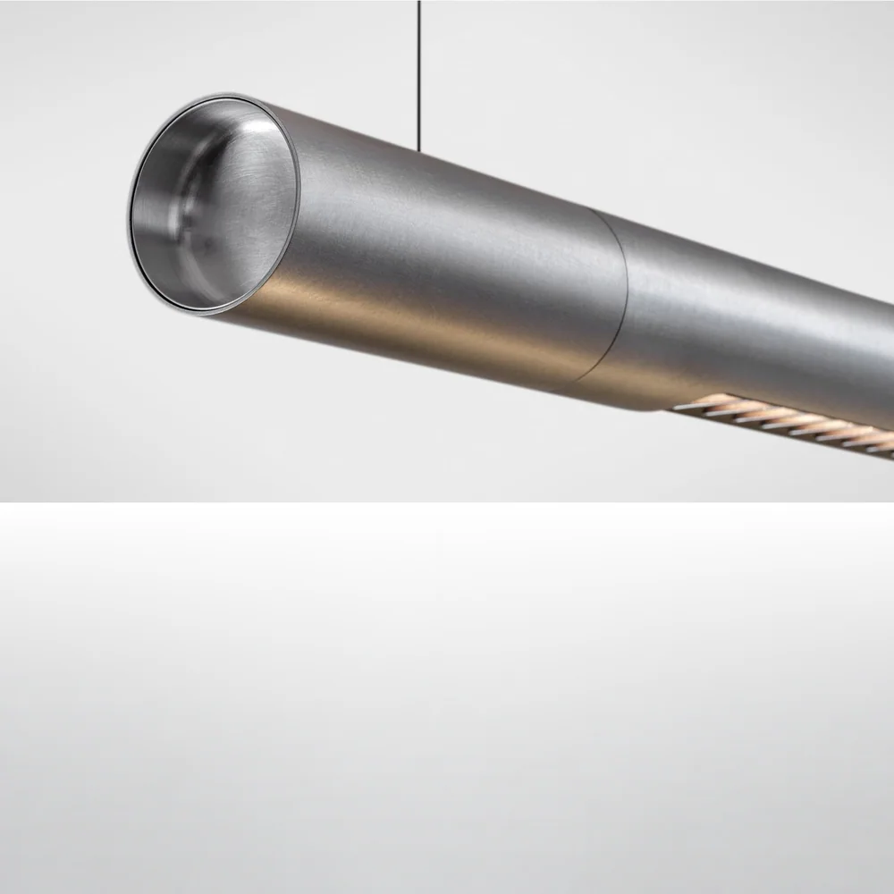 Modular Lighting Instruments: Nahaufnahme eines röhrenförmigen zylindrischen Leuchtenkörpers mit fein gebürsteter Oberfläche.