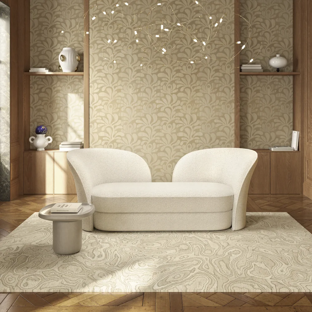 Moooi: Helles Raumarrangement mit floral strukturiertem Wandbelag hinter einem Sitzmöbel; ergänzende Leuchten im Raum.