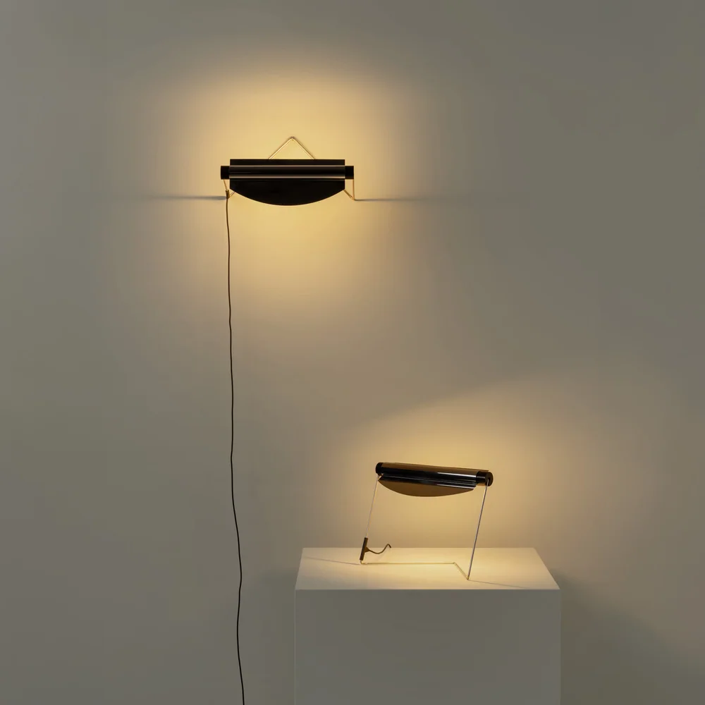 Santa & Cole: Zwei dunkle flache Schalen in unterschiedlichen Höhen an einer hellen Wand mit warmer indirekter Lichtwirkung.