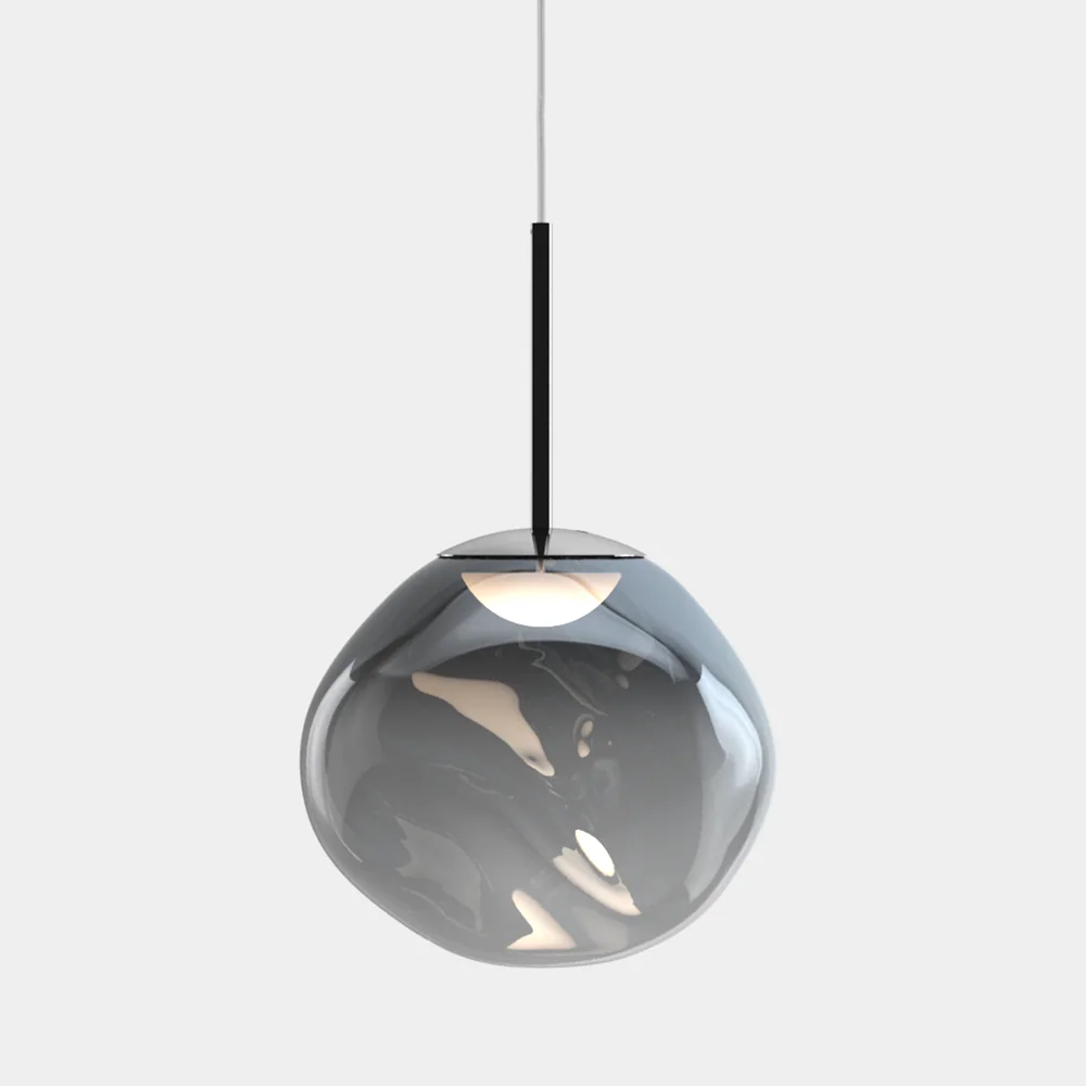 Tom Dixon: Kleine organisch geformte spiegelnde Pendelleuchte an dünnem Kabel vor hellem Hintergrund.