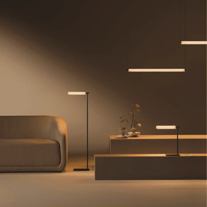 Vibia: Schlanke helle horizontale Leuchtenkörper in verschiedenen Höhen in einem warm gestalteten Innenraum.